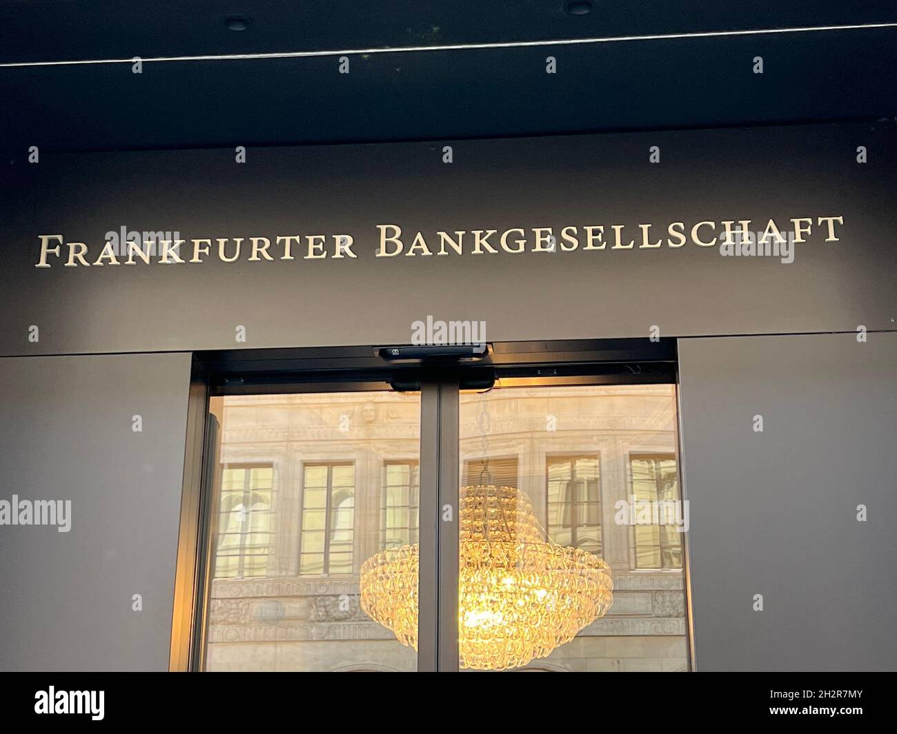 Eintritt in eine Privatbank namens Frankfurter Bankgesellschaft. Die Bank hat ihren Hauptsitz in Zürich. Es ist die private Bank der Finanzgruppe Sparkasse. Stockfoto