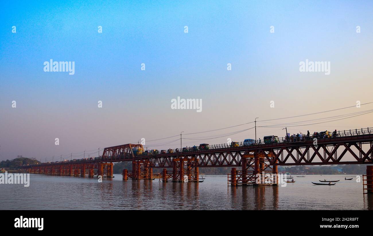 91 Jahre alte Kalurghat Metal Bridge über den Karnaphuli River in Chittagong, Bangladesch. Von den Briten gemacht, als sie auf dem indischen Subkontinent regieren Stockfoto