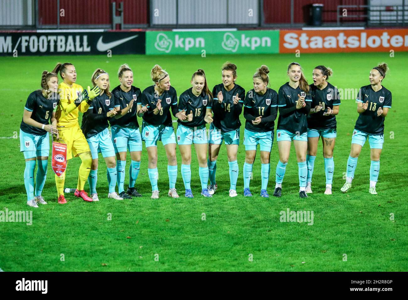 HARKEMA, NIEDERLANDE - OKTOBER 23: Julia Magerl aus Österreich, Torhüterin Mariella El Sherif aus Österreich, Livia Brunmair aus Österreich, Patricia Pfanner aus Österreich, Lainie Fuchs aus Österreich, Nadine Seidl aus Österreich, Isabell Schneiderbauer aus Österreich, Vanessa Kraker aus Österreich, Lilli Purtscheller aus Österreich, Lara Felix aus Österreich, Ines Gabriela Sarac (Österreich) während des UEFA European WU19- 1e Qualifikationsrunden-Spiels zwischen den Niederlanden und Österreich im Sportpark De Bosk am 23. Oktober 2021 in Harkema, Niederlande (Foto: Pieter van der Woude/Orange Picles) Stockfoto