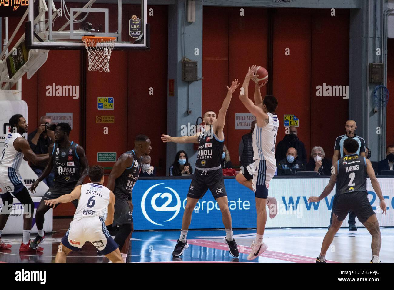 Cremona, Italien. Oktober 2021. Adrian Nathan (Happy Casa Brindisi) in der Gegend während Vanoli Basket Cremona vs Happy Casa Brindisi, Italienische Basketball A Serie Championship in Cremona, Italien, Oktober 23 2021 Quelle: Independent Photo Agency/Alamy Live News Stockfoto