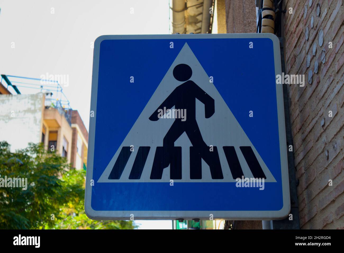 Bild eines Verkehrszeichens, das vor der Existenz eines Fußgängerübergangs auf einer Straße in einem warnt Stockfoto