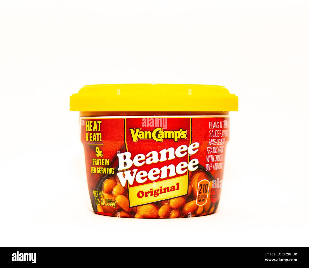 Ein Plastikbehälter mit Van Camp's Beanee Weenee Original Heat & Eat Bohnen in Tomatensauce, gewürzt mit geschnittenen franks Stockfoto