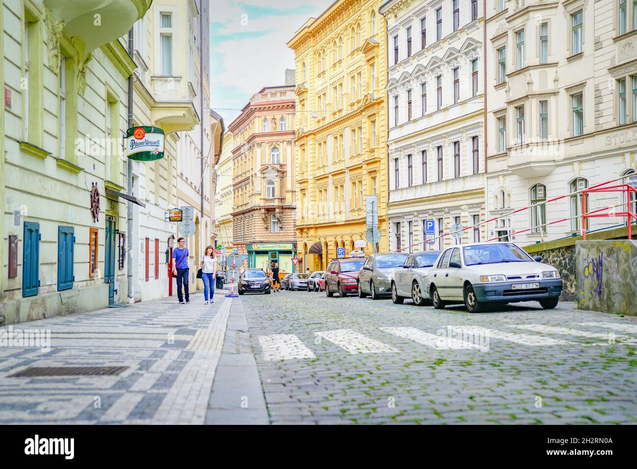 Prag Tschechische Republik - August 31 2017; typisch europäische Straßenszene, gepflasterte Straße, Architektur geparkte Autos und Menschen Stockfoto