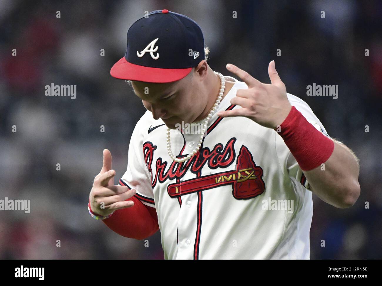 Atlanta, Usa. Oktober 2021. Atlanta Braves Joc Pederson, ein ehemaliger Los Angeles Dodgers, trägt die Perlenkette, die er als Modestatement bestellt hat, und debütiert am 29. September bei Aufwärmbewegungen, bevor die Braves die Dodgers in Spiel sechs des MLB NLCS im Truist Park am Samstag, den 23. Oktober 2021 in Atlanta hosten, Georgien. Die Dodgers stehen vor einem Ausscheidungsspiel hinter den Braves 3-2 in der Championship-Serie. Foto von David Tulis/UPI Credit: UPI/Alamy Live News Stockfoto