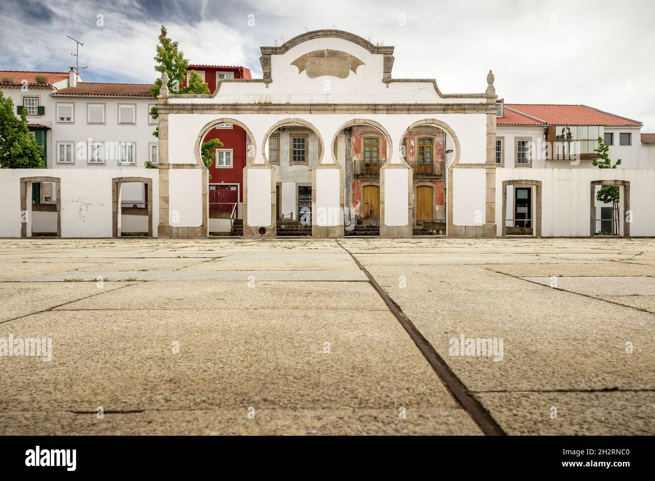Blick auf die Ruinen der Fassade des alten Marktes auf dem Camões-Platz in Bragança, Portugal. Stockfoto