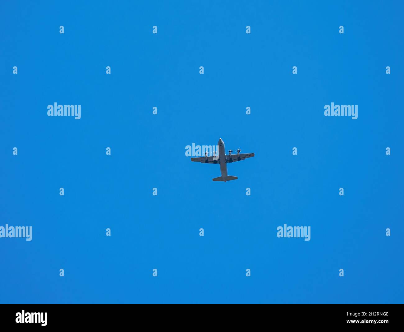 Nahaufnahme eines US-Luftwaffenjägers, der in Oklahoma am Himmel fliegt Stockfoto