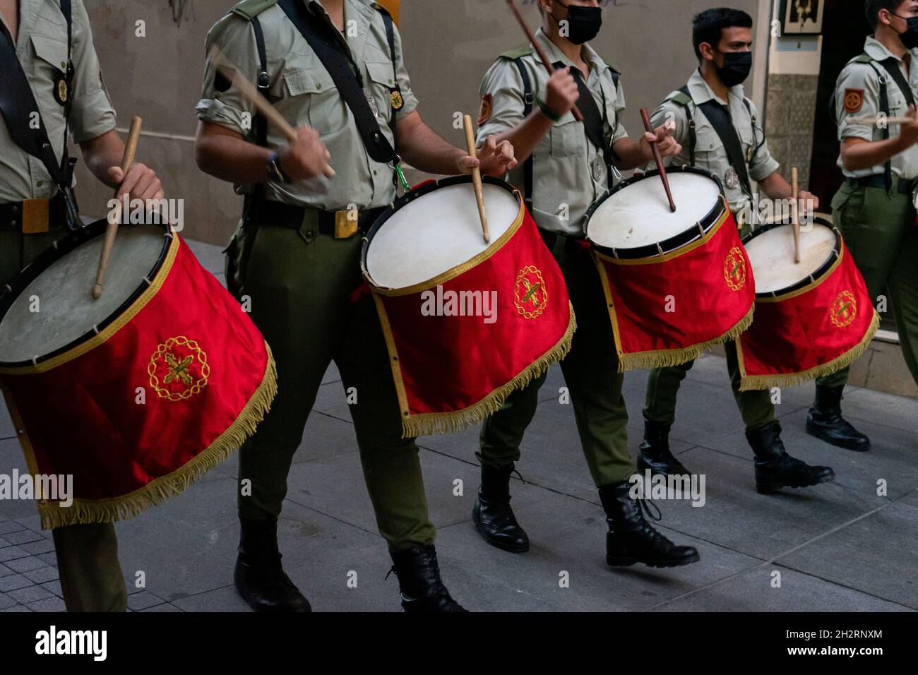 Mitglieder der Santa Vera Cruz Band aus Alhaurín El Grande spielen ihre Instrumente zu Beginn der Karwoche-Prozession der Bruderschaft La Paloma, die seit Beginn der Pandemie von Covid-19 verschoben wurde. (Foto von Shay Conaghan/Pacific Press) Quelle: Pacific Press Media Production Corp./Alamy Live News Stockfoto