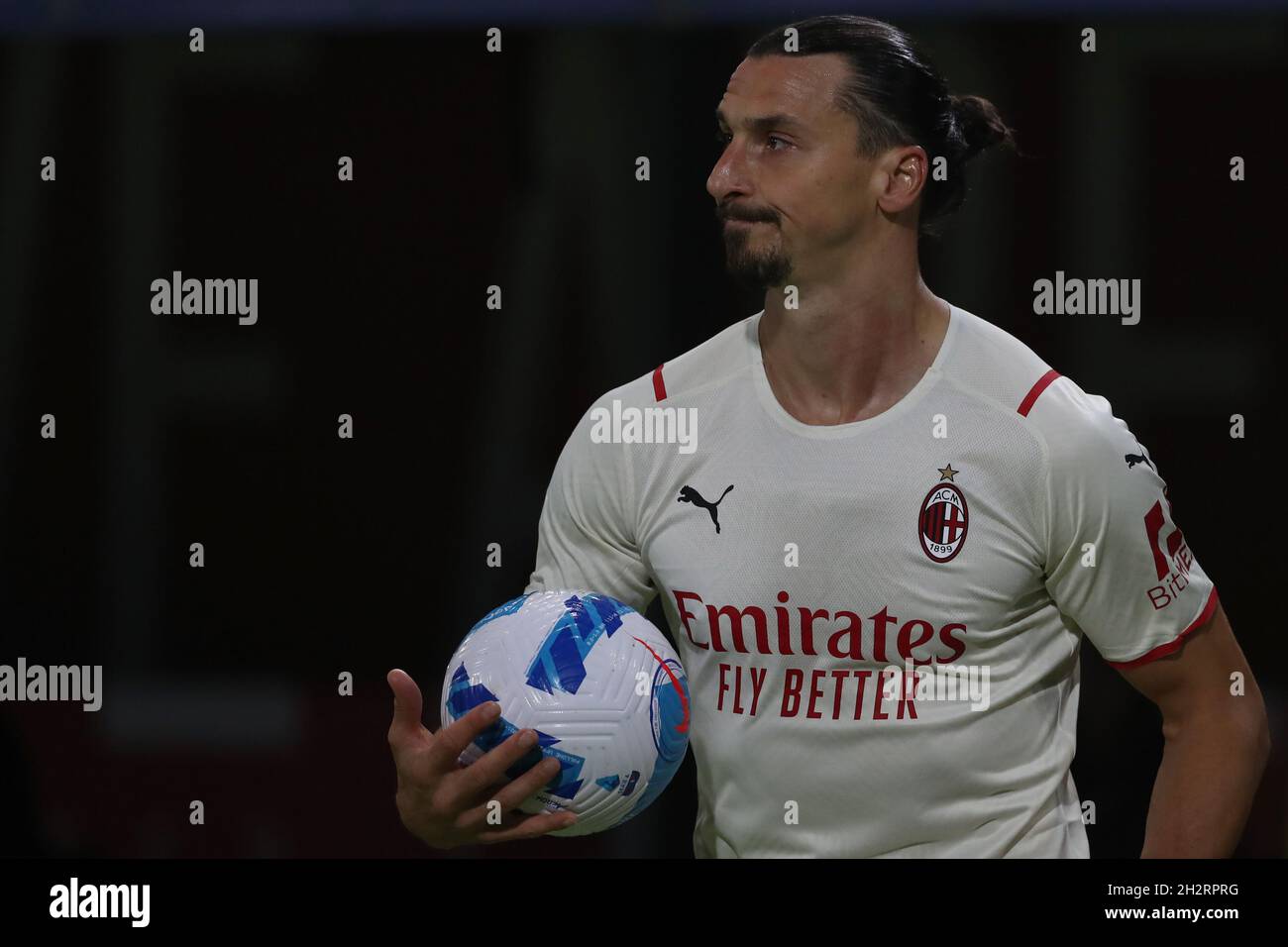 Bologna, Italien, 23. Oktober 2021. Zlatan Ibrahimovic vom AC Mailand reagiert während des Serie-A-Spiels in Renato Dall'Ara, Bologna. Bildnachweis sollte lauten: Jonathan Moscrop / Sportimage Stockfoto