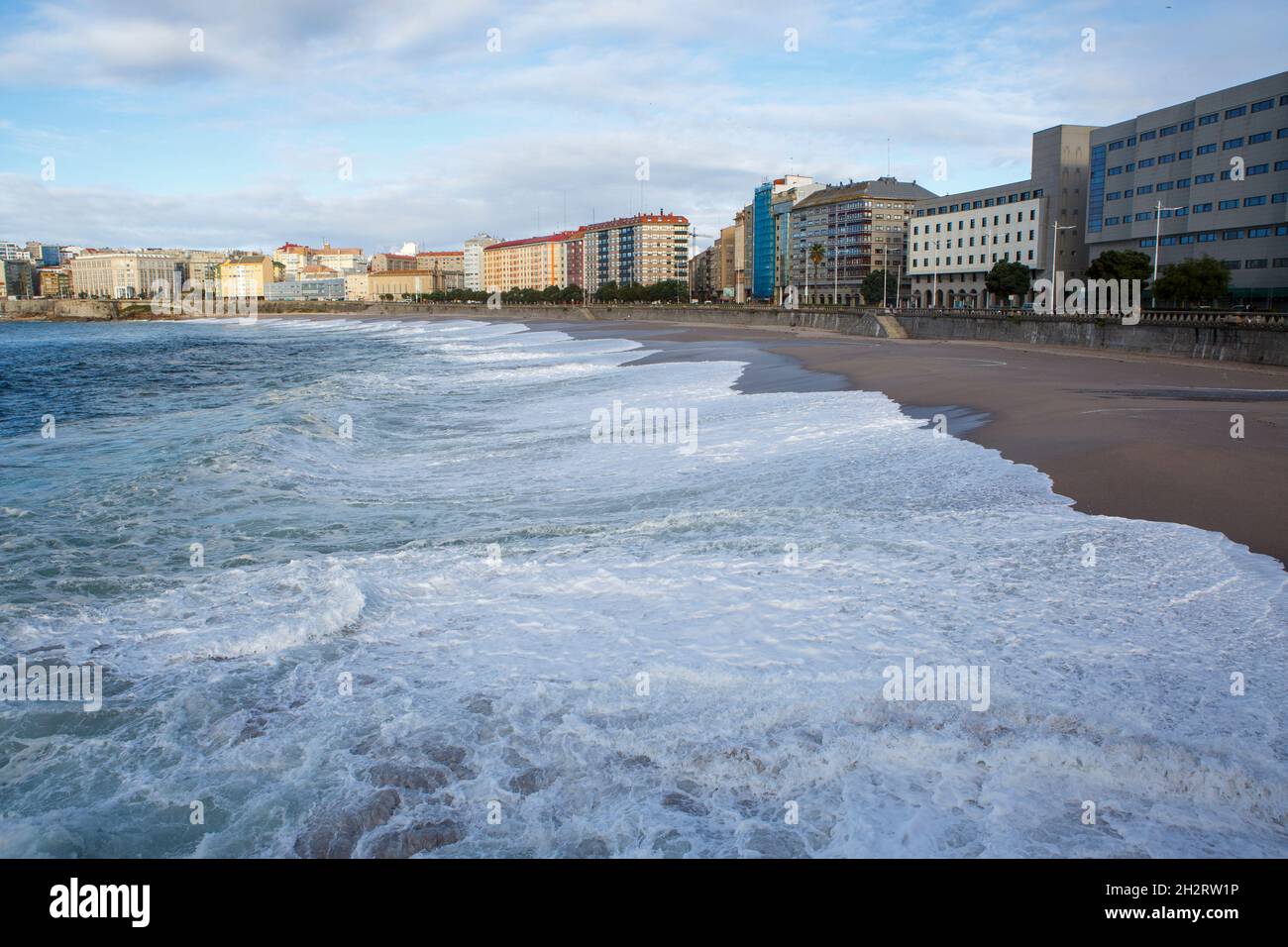 Orzan Strand mit starken Wellen und Wasser mit Schaum besetzt den Sand in A Coruna, Spanien Stockfoto