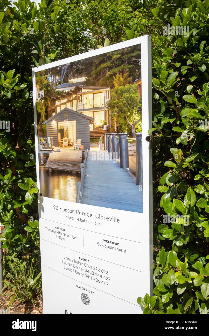 Haus am Wasser mit privatem Anleger zum Verkauf, Grundstück in Sydney am Clareville Beach Pittwater, Australien Stockfoto