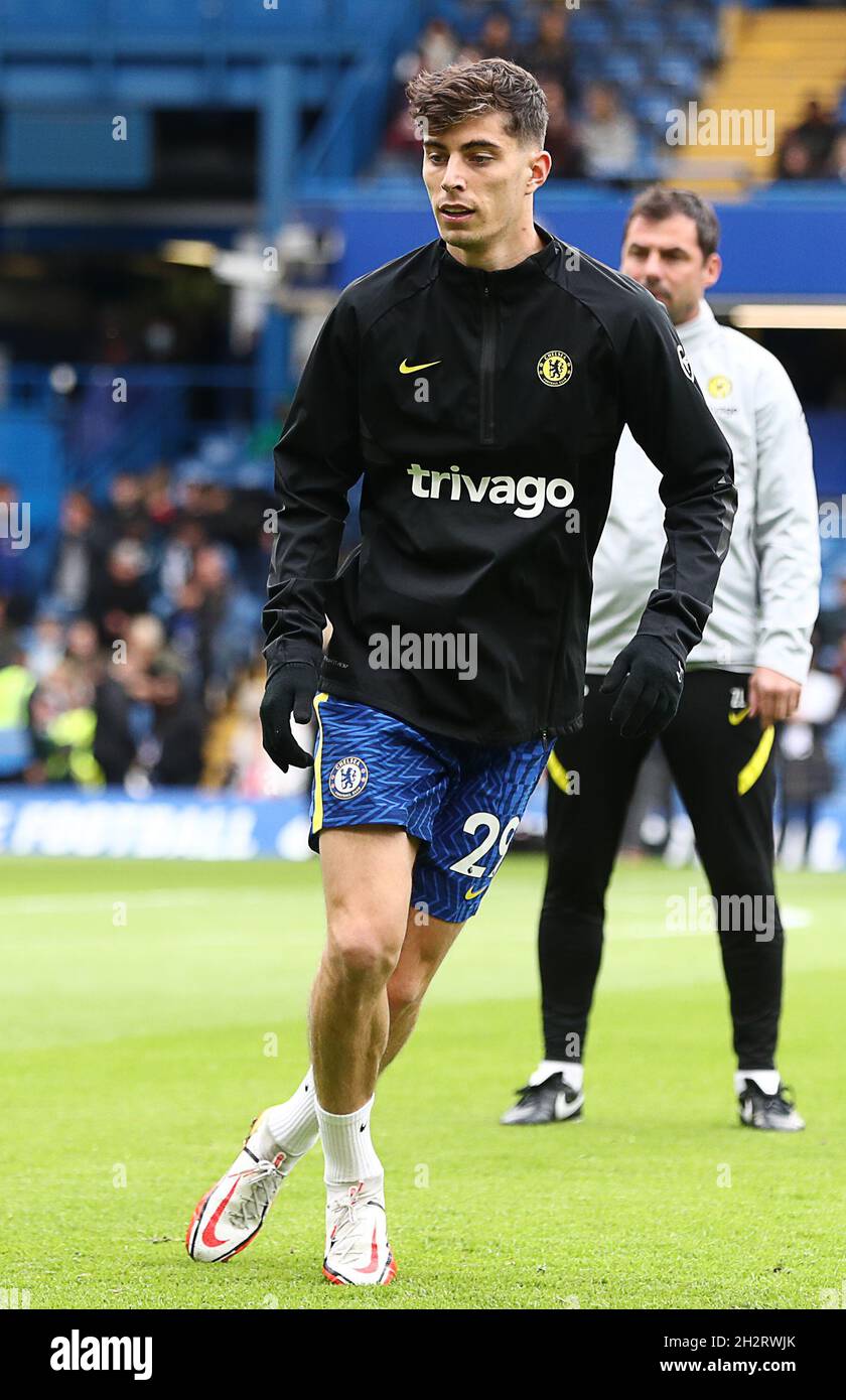 London, England, 23. Oktober 2021. Kai Havertz von Chelsea erwärmt sich vor dem Premier League-Spiel in Stamford Bridge, London. Bildnachweis sollte lauten: Paul Terry / Sportimage Stockfoto