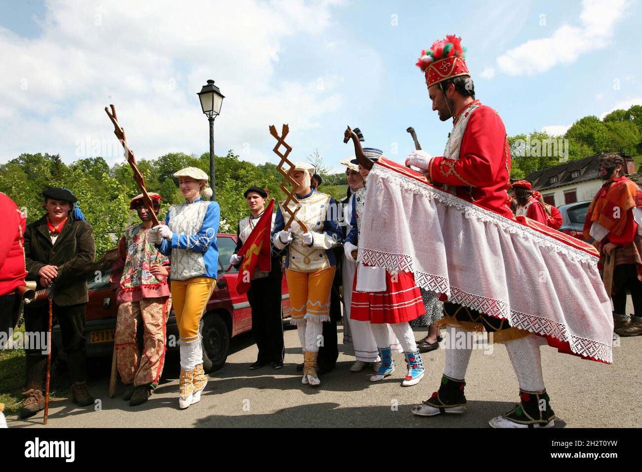 FRANKREICH. PYRENEES-ATLANTIQUES (64). BASKENLAND. „MASKERADE A CAMOU“, GESPIELT VON DER JUGEND IM DORF CAMOU-CIHIGUE. EHEMALIGE BASKISCHE TRADITION KOMBINIERT THEAT Stockfoto