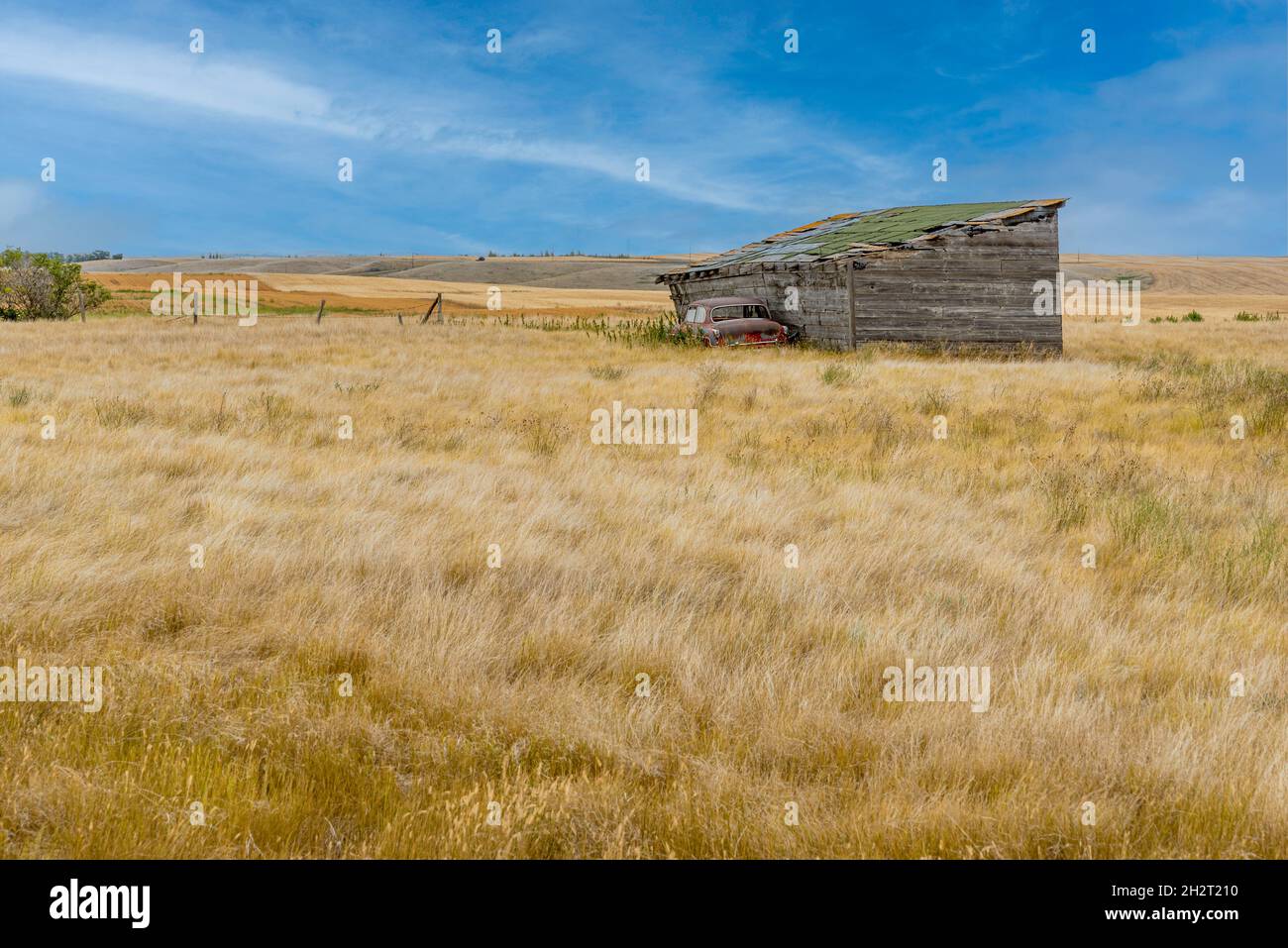 Verlassene Garage und Fahrzeug auf einem verlassenen Bauernhof auf den Prärien in Saskatchewan Stockfoto