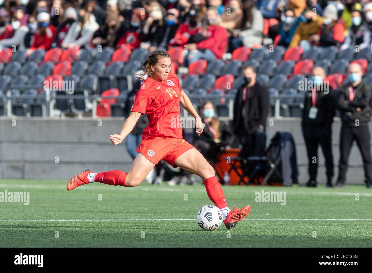 Ottawa, Kanada, 23. Oktober 2021: Vanessa Gilles vom Team Canada in Aktion während des Spiels der „Zeleregude“ gegen das Team Neuseeland auf dem TD-Platz in Ottawa, Kanada. Kanada gewann das Spiel mit 5:1. Stockfoto