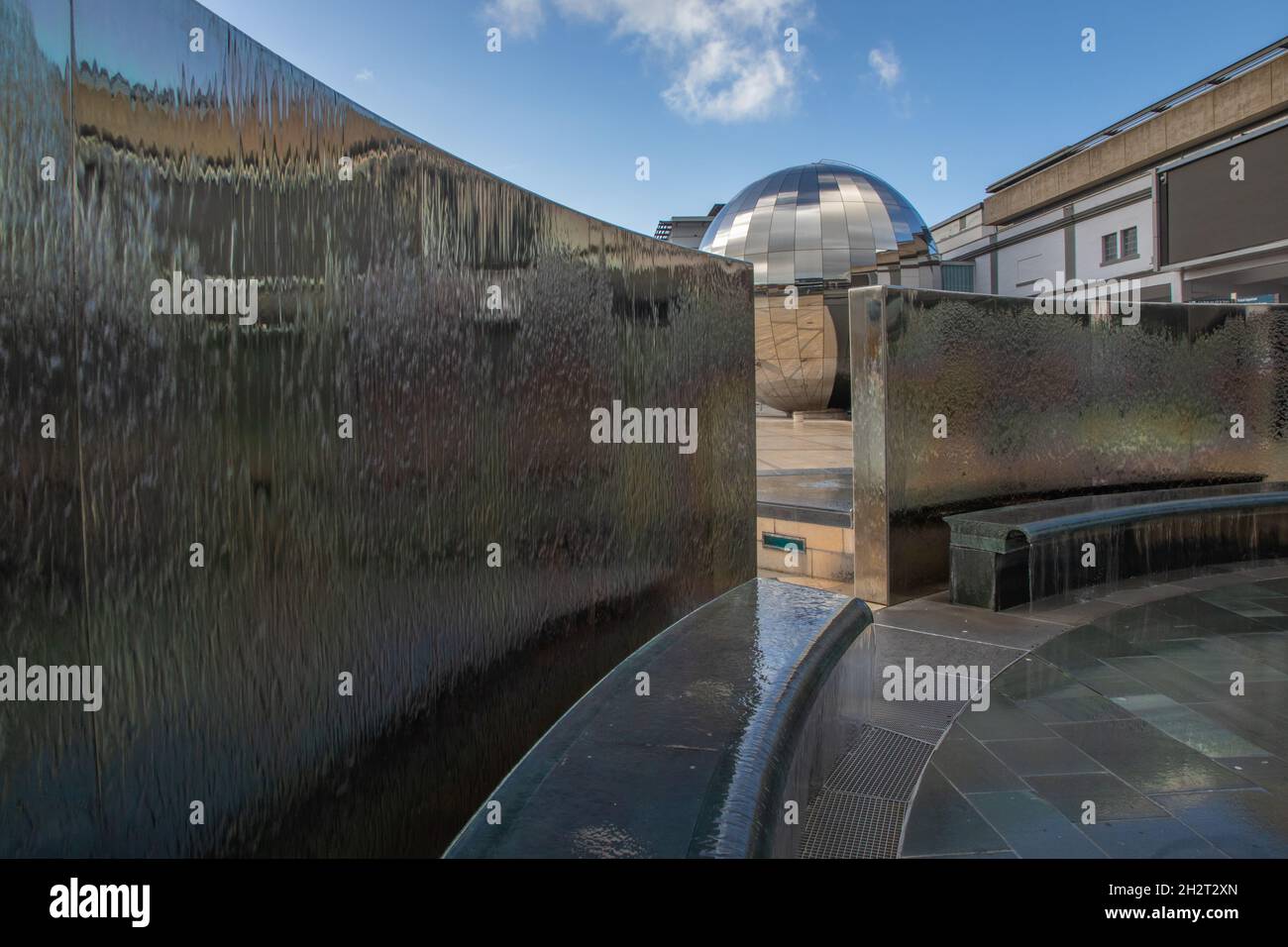 Wasserspiel auf dem Millennium Square, Bristol mit Planetarium im Hintergrund Stockfoto