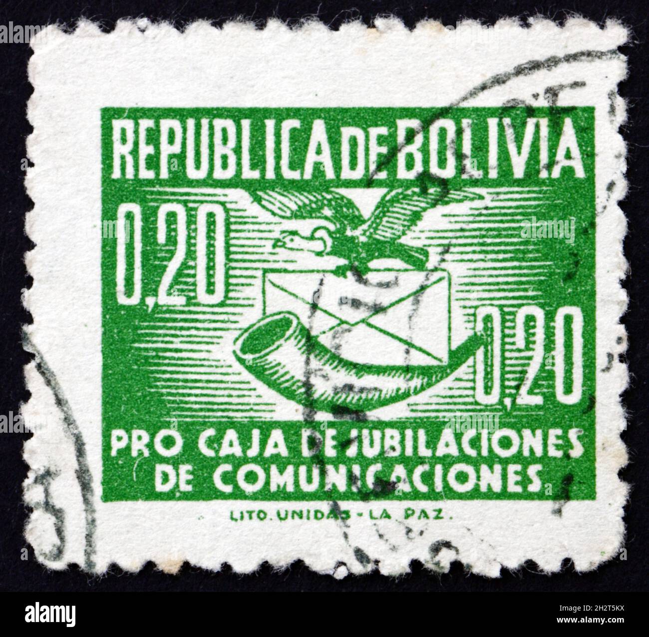 BOLIVIEN - UM 1952: Eine in Bolivien gedruckte Marke zeigt Kondor, Umschlag und Posthorn, um 1952 Stockfoto