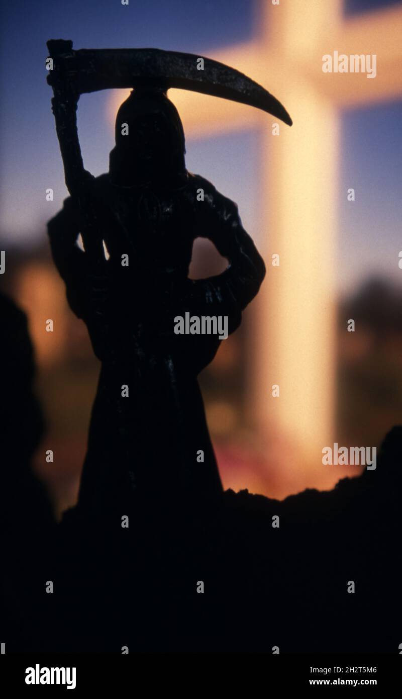SILHOUETTE DES MYTHOLOGISCHEN CHARAKTERS, DER ALS DER SENSENMANN BEKANNT IST. ES WIRD ANGENOMMEN, DASS ER DURCH DAS SAMMELN DER OPFERSEELE DEN TOD VERURSACHT. Stockfoto