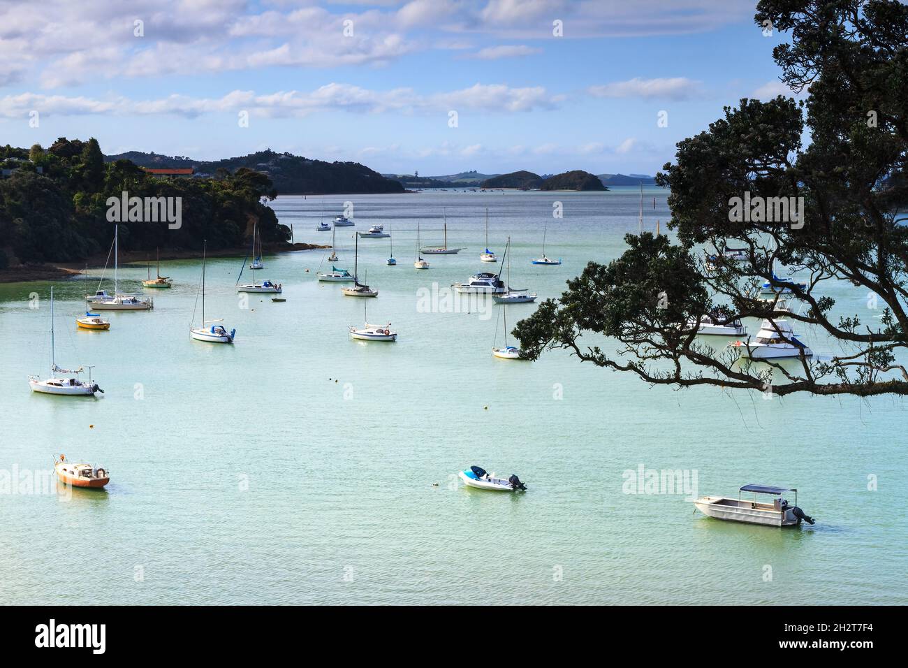 Die Boote vertäuten in Opua, einem malerischen Ankerplatz in der Bay of Islands, Neuseeland Stockfoto