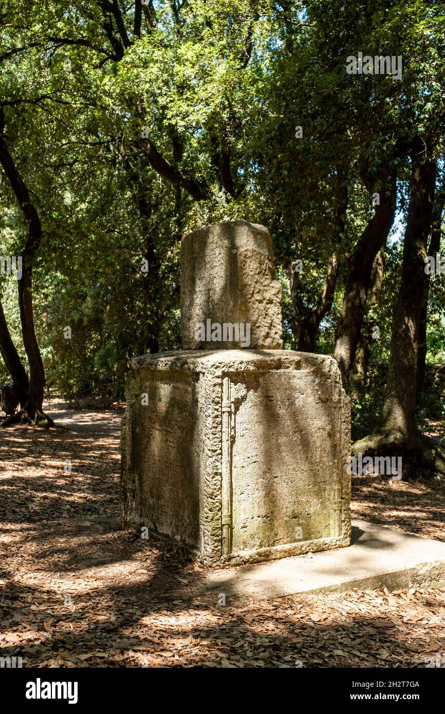 Römischer Steinzippus, der Heilige Wald von Monteluco, Spoleto, Umbrien, Italien Stockfoto