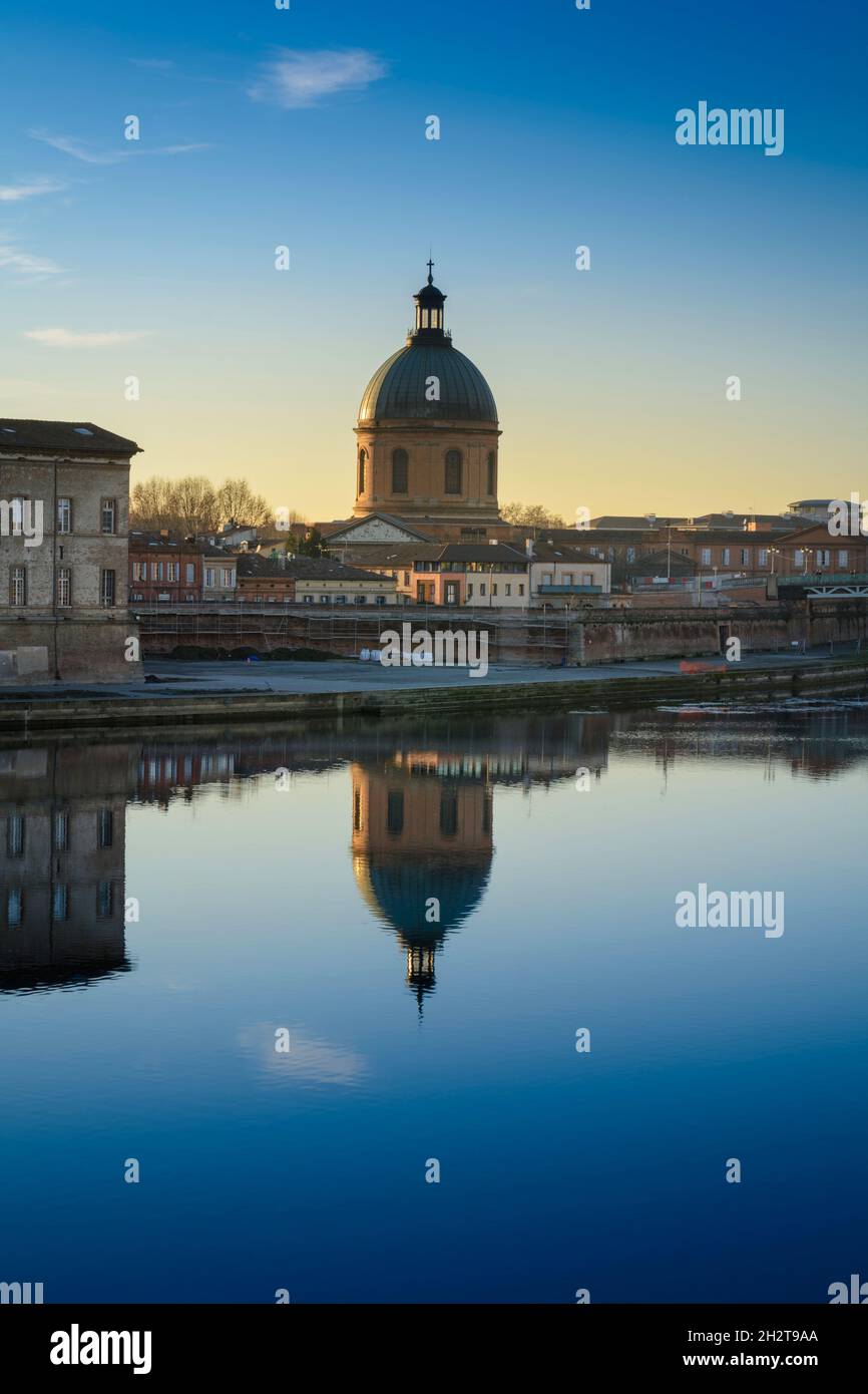 Doma La Grave Krankenhaus in Toulouse mit blauem Himmel in Frankreich Stockfoto