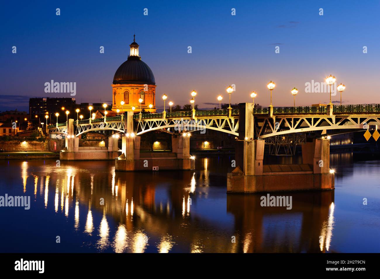Brücke und Architektur in Toulouse während des Sonnenuntergangs in Frankreich Stockfoto