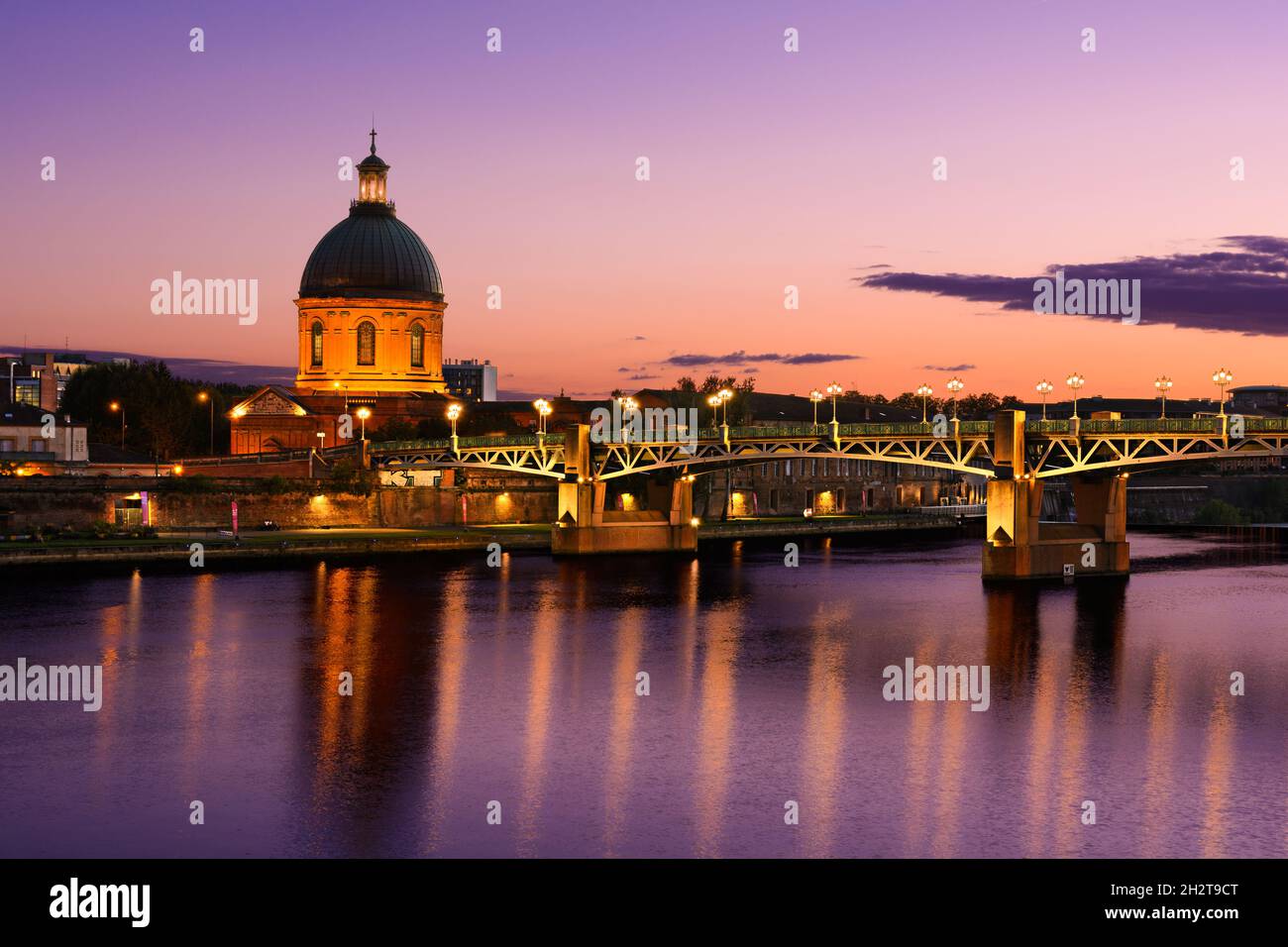 Brücke und Architektur in Toulouse während des Sonnenuntergangs in Frankreich Stockfoto