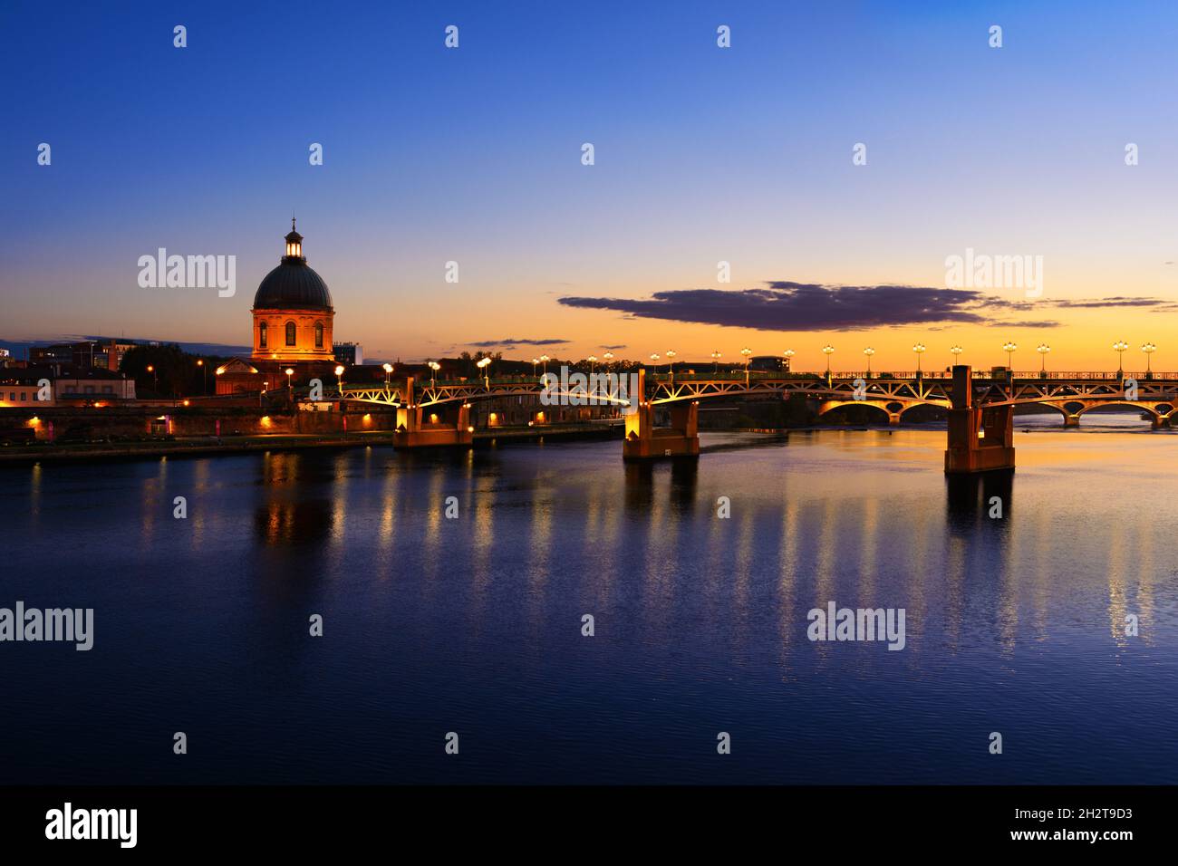 Brücke und Architektur in Toulouse während des Sonnenuntergangs in Frankreich Stockfoto