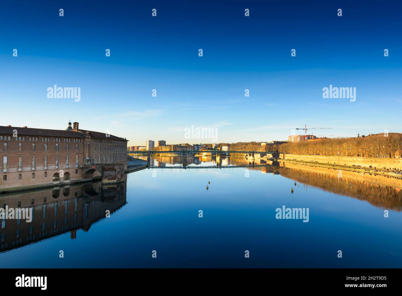 Toulouse-Stadt und Fluss Garonne an einem sonnigen Tag Stockfoto