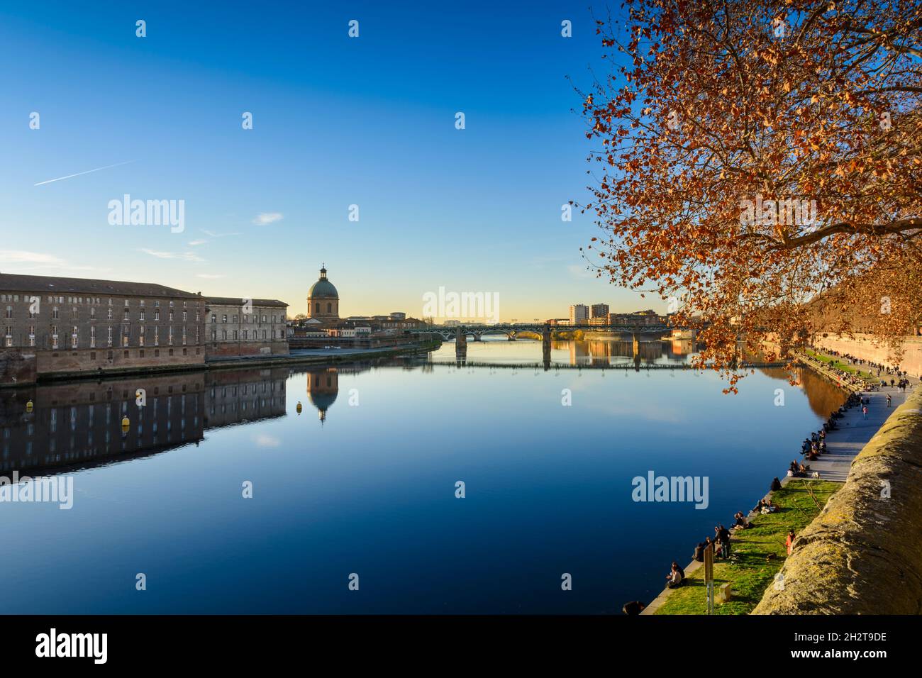 Toulouse-Stadt und Fluss Garonne an einem sonnigen Tag Stockfoto