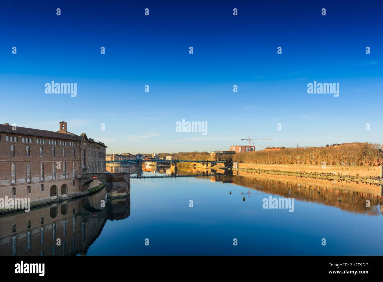 Toulouse-Stadt und Fluss Garonne an einem sonnigen Tag Stockfoto