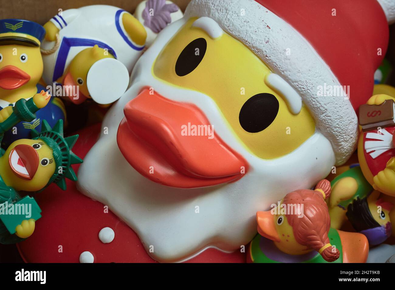 Große Santa Claus Badeente und verschiedene kleine Gummienten. Stockfoto