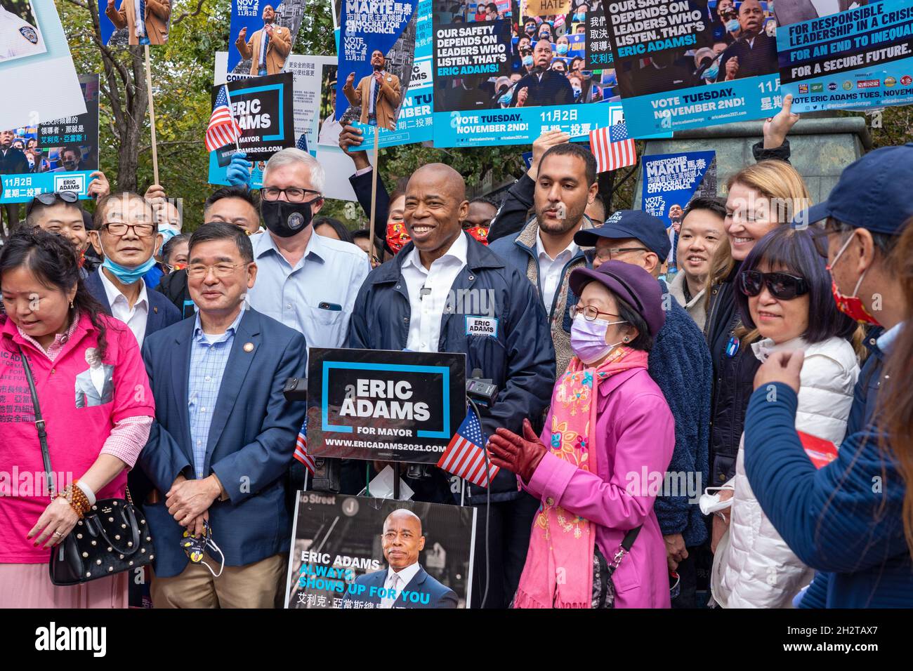 New York, Usa. Oktober 2021. Eric Adams, der für das demokratische Bürgermeisteramt in New York City nominiert ist und Präsident von Brooklyn Borough, spricht bei der Get Out the Vote-Kundgebung am ersten Tag der frühen Abstimmung in Chinatown. Kredit: SOPA Images Limited/Alamy Live Nachrichten Stockfoto