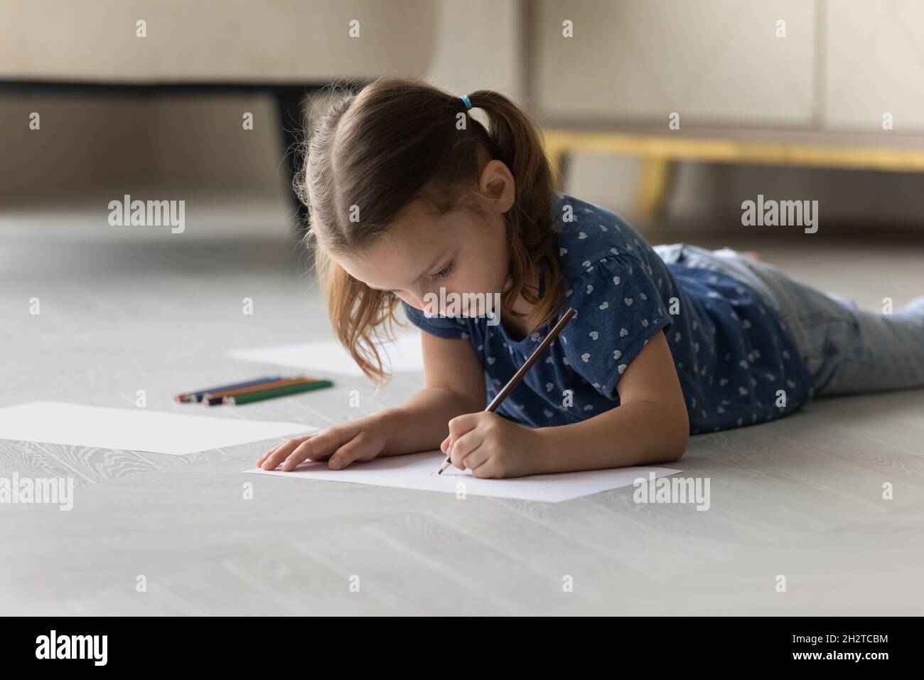 Glücklich niedlichen kleinen Kind Mädchen Zeichnung Bilder. Stockfoto