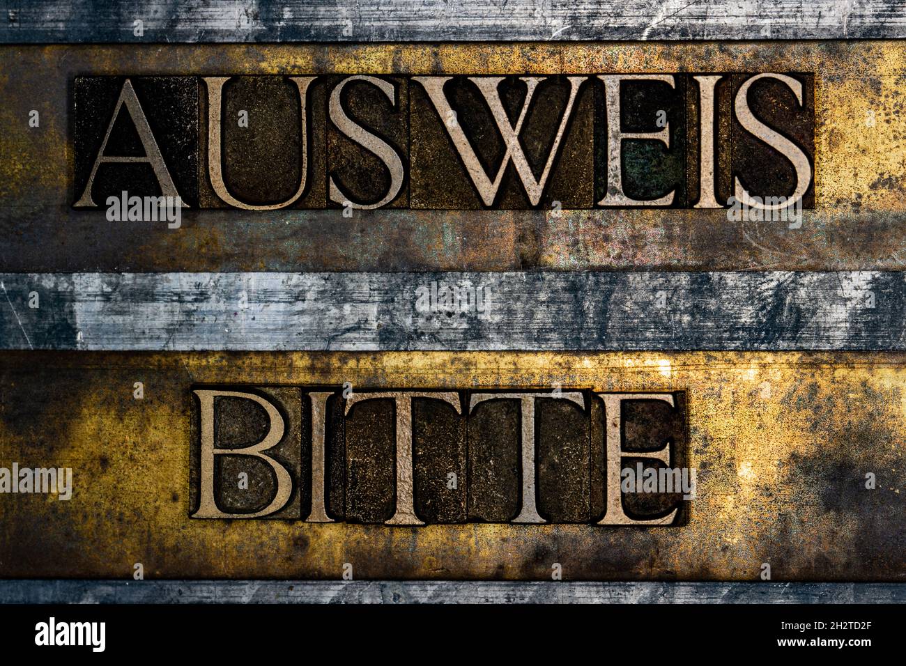 Ausweis Bitte Text auf texturiertem Grund aus Kupfer und Vintage Gold Stockfoto