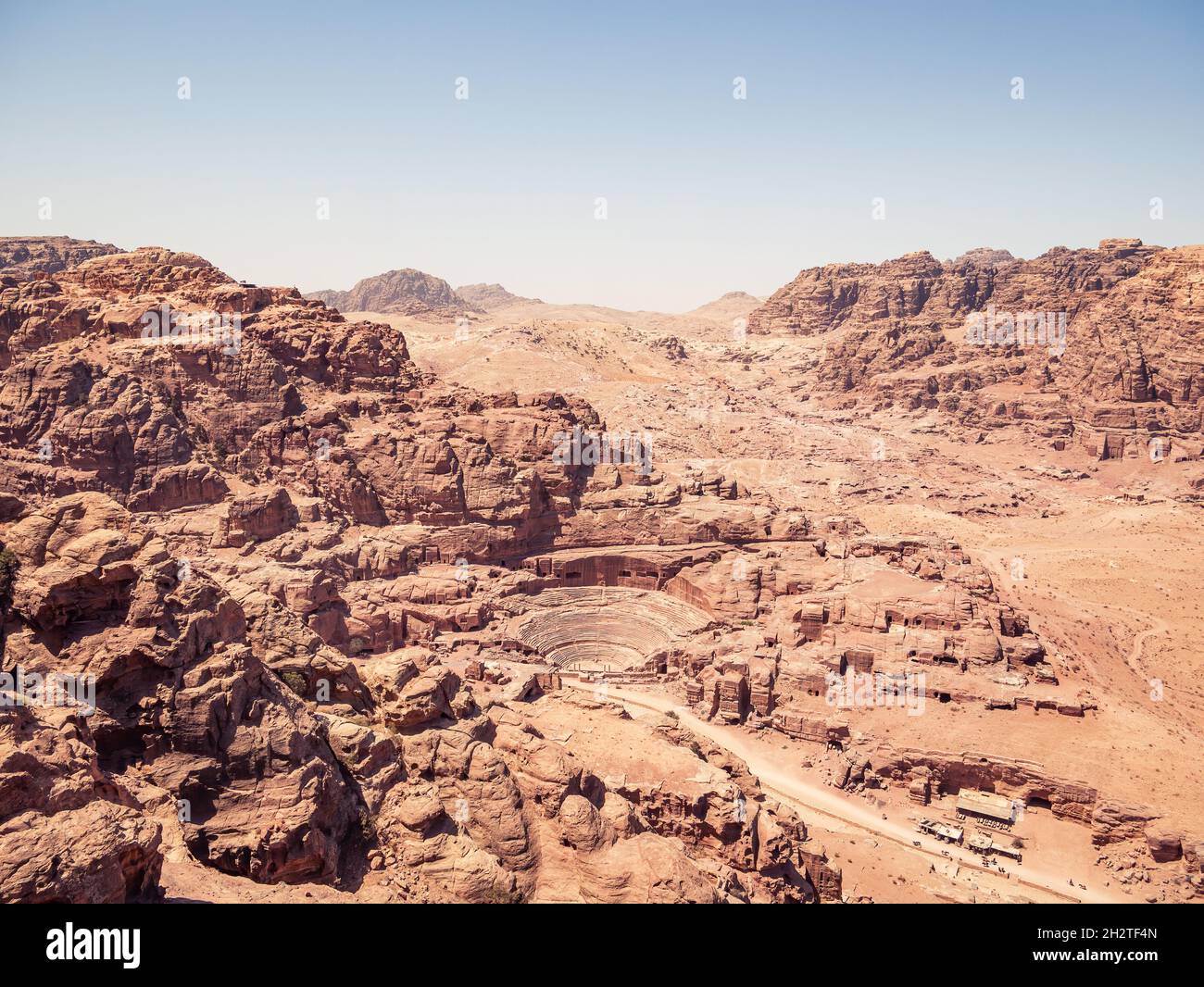 Schöne landschaftliche Luftaussicht mit der antiken Stadt Petra. Das nabateische Amphitheater und die Colonnaded Street von oben gesehen. Stockfoto