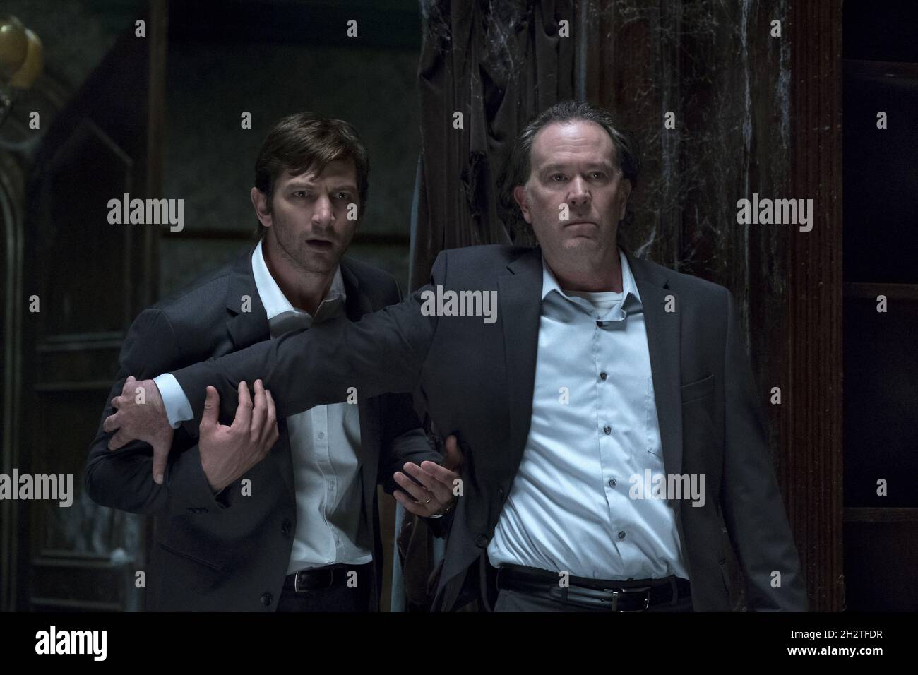 TIMOTHY HUTTON und MICHIEL HUISMAN in THE HAUNTING OF HILL HOUSE (2018), Regie: MIKE FLANAGAN. Kredit: Amblin Television / Paramount Television / Album Stockfoto