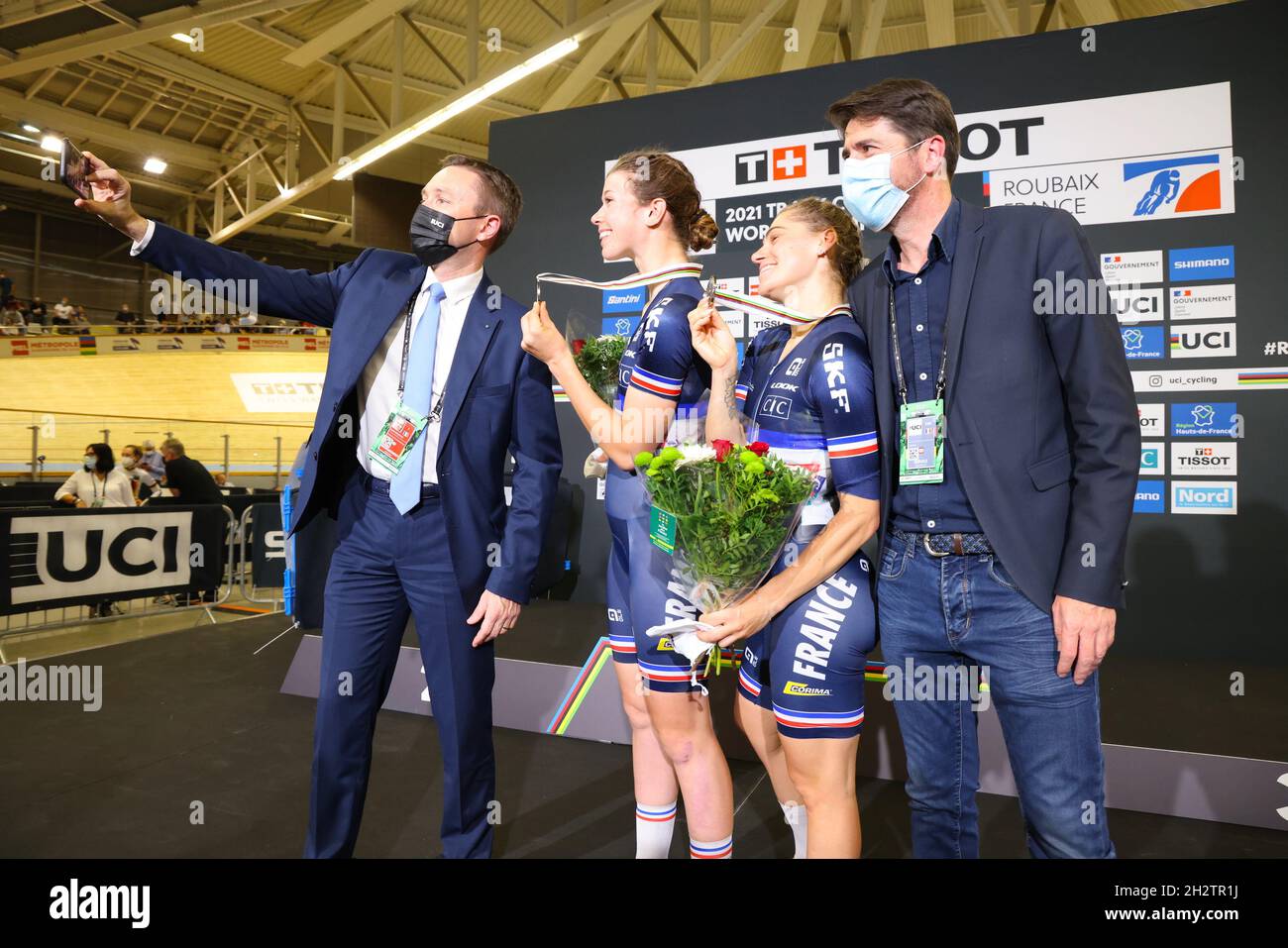 David LAPPARTIENT Präsident UCI, Marie LE NET und Clara COPPONI Frankreich Podium Madison Frauen 30 km während der Tissot UCI Track Cycling World Championships 2021 am 23. Oktober 2021 im Stab Velodrome in Roubaix, Frankreich - Foto: Laurent Sanson/DPPI/LiveMedia Stockfoto