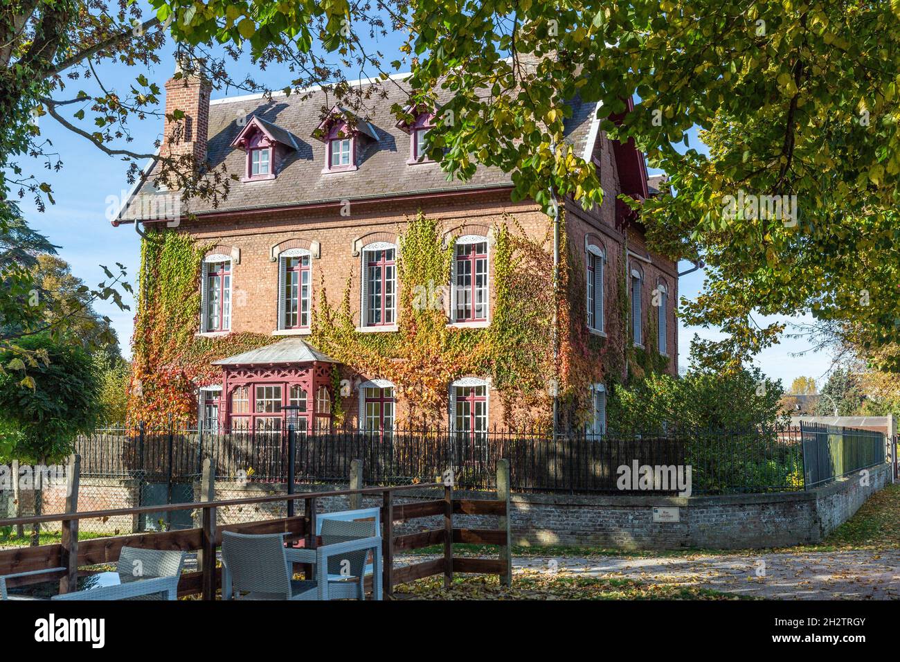 Alte Villa am Meer bedeckt mit Virginia Kriechgang unter dem Herbstlicht. Saint-Valery, Baie de Somme. Frankreich Stockfoto