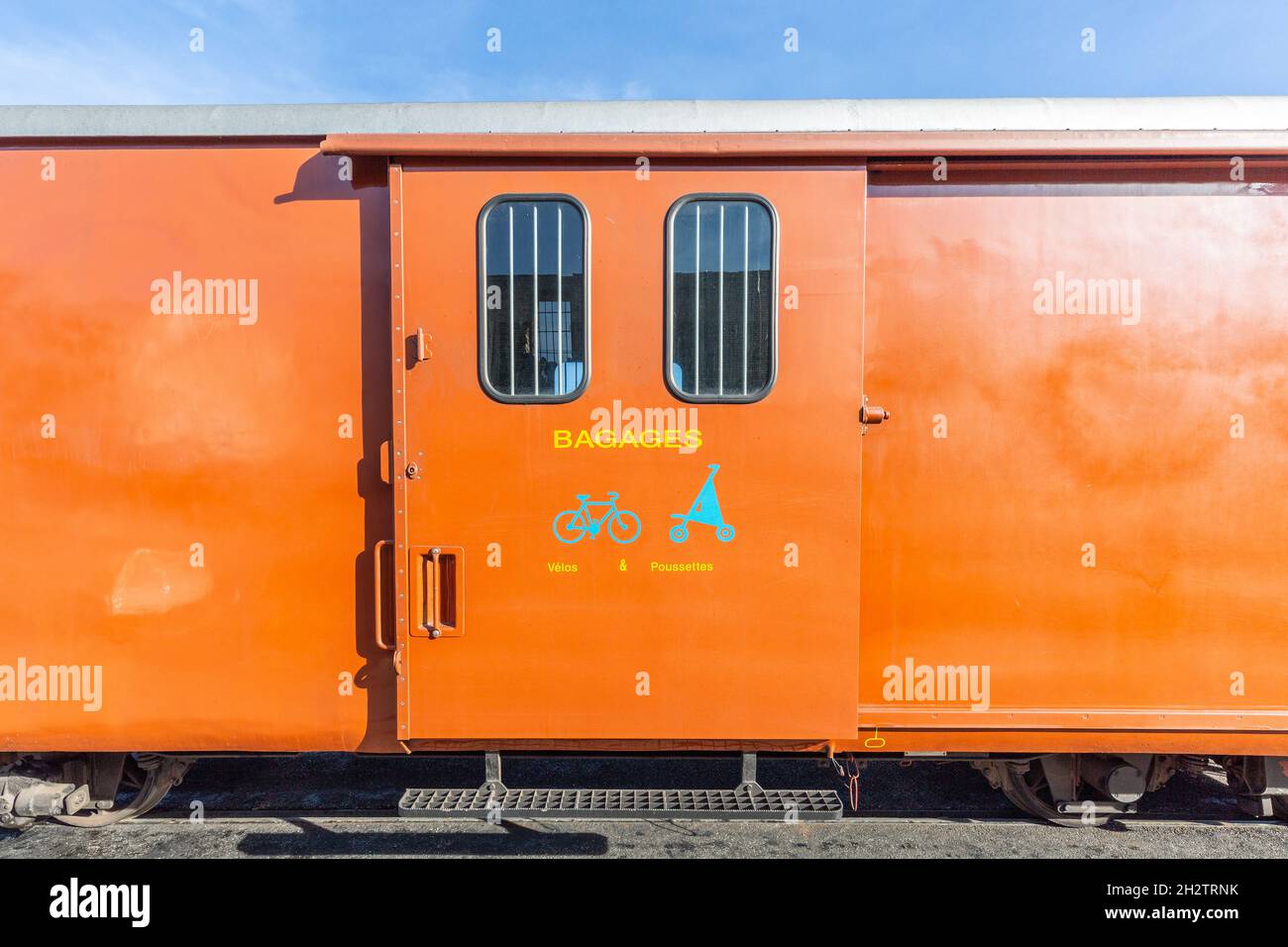 Orangefarbener Schienenbus der Baie de Somme-Bahn. Saint-Valery, Frankreich Stockfoto