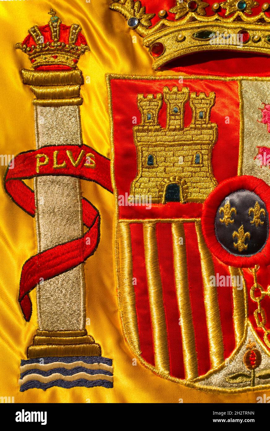 Wappen der spanischen Nation reich auf seiner Flagge bestickt. Nahaufnahme Stockfoto