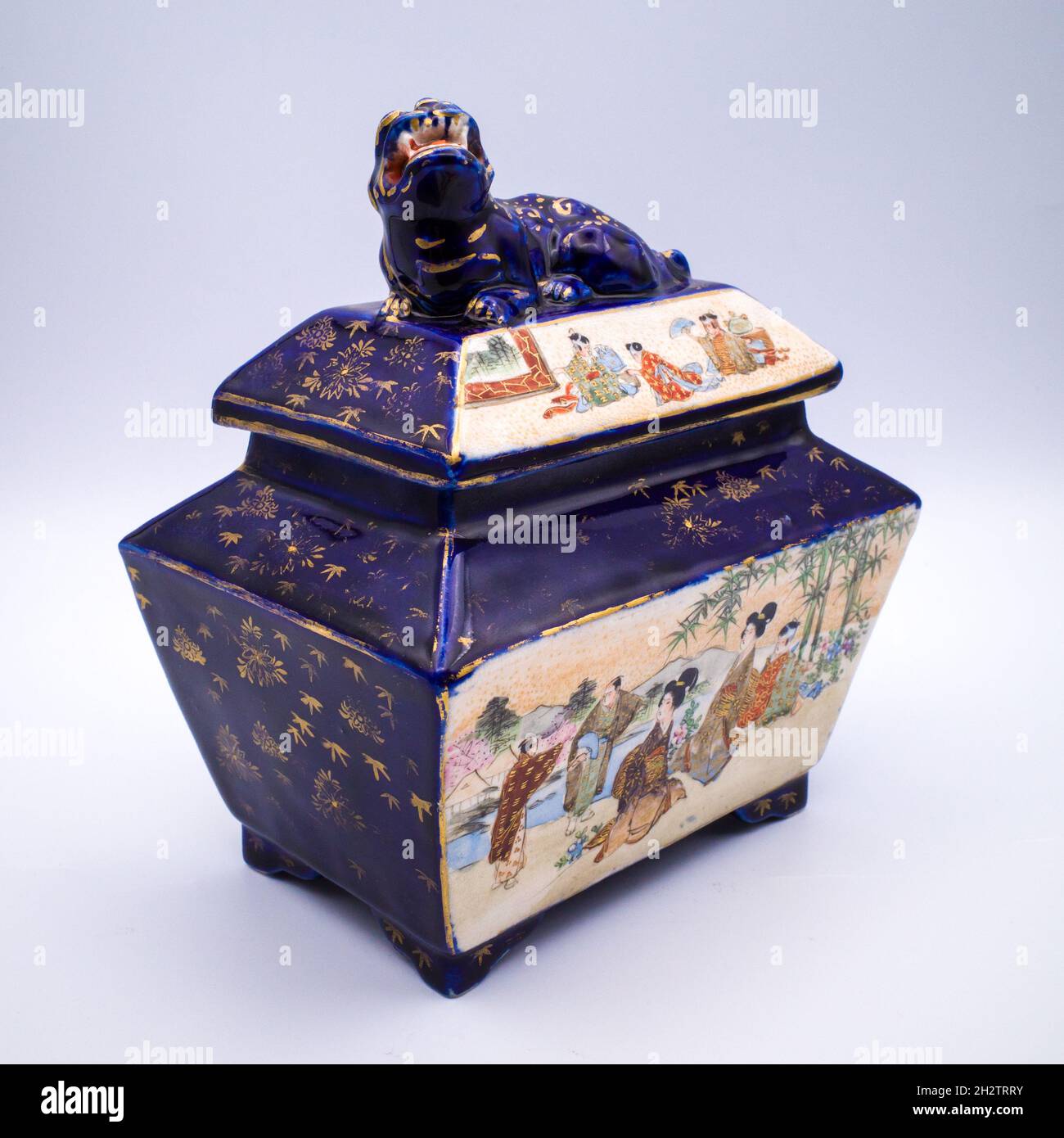Antiker Japanischer Satsuma Töpferei Kobaltblau Koro Räucherbrenner Mit Foo Dog Shishi Finial. Von Kinkozan Studio, Meiji-Zeit Stockfoto