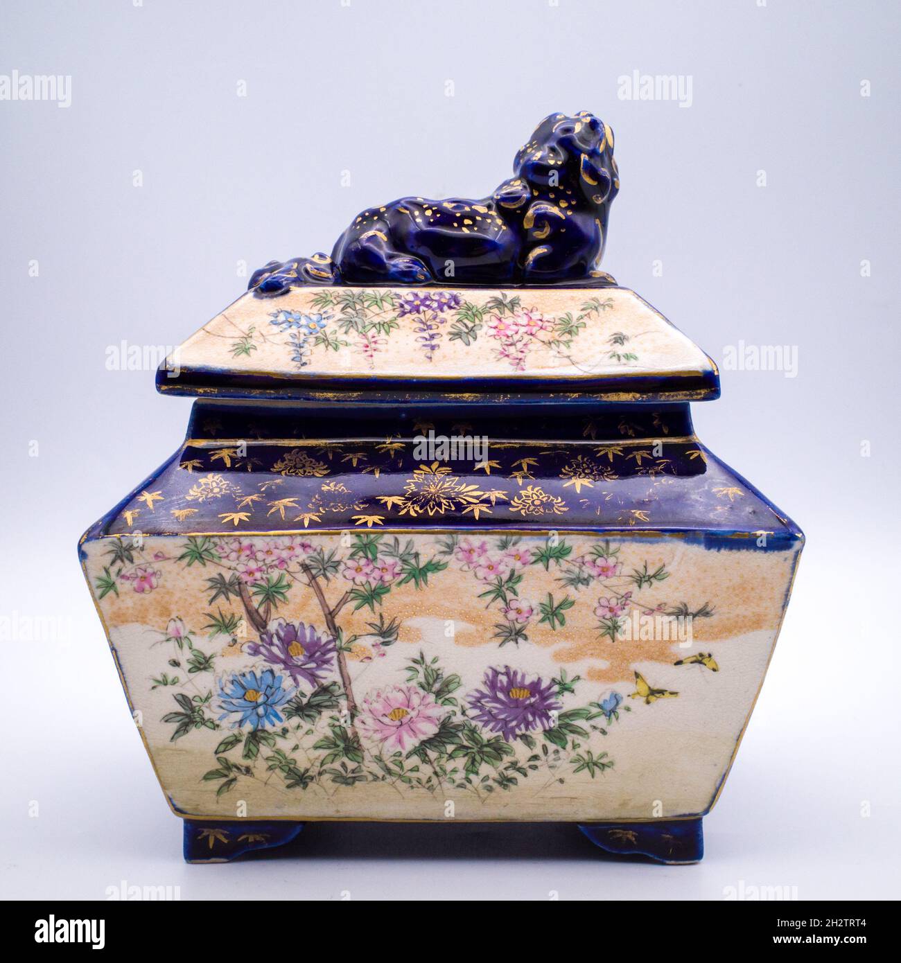 Antiker Japanischer Satsuma Töpferei Kobaltblau Koro Räucherbrenner Mit Foo Dog Shishi Finial. Von Kinkozan Studio, Meiji-Zeit Stockfoto