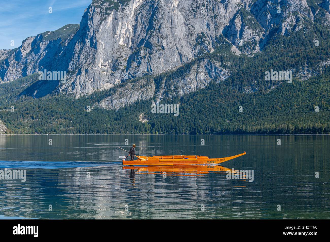 Blick auf das Bug einer 'Plätze', einem traditionellen Flachboot aus Holz, das über den Ausseersee fährt. Das Boot ist ein traditionelles österreichisches Flachboot aus Holz Stockfoto