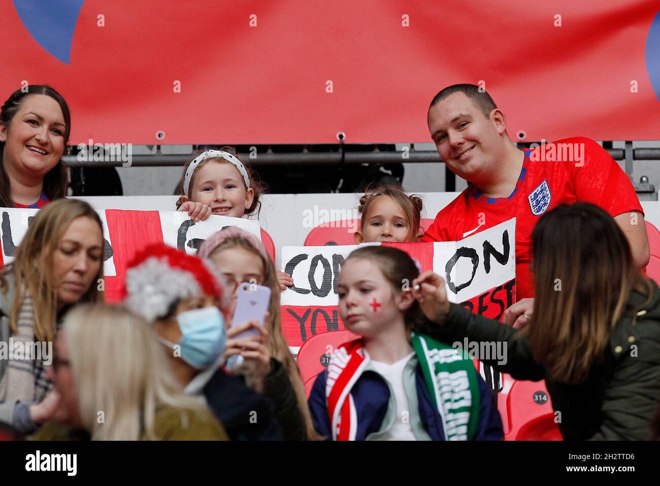 England Women Fans beim Qualifikationsspiel der Frauen zur Weltmeisterschaft zwischen England Women und Nordirland Women am 23. Oktober 2021 im Wembley Stadium, London, England. Foto von Carlton Myrie. Nur zur redaktionellen Verwendung, Lizenz für kommerzielle Nutzung erforderlich. Keine Verwendung bei Wetten, Spielen oder Veröffentlichungen einzelner Clubs/Vereine/Spieler. Stockfoto