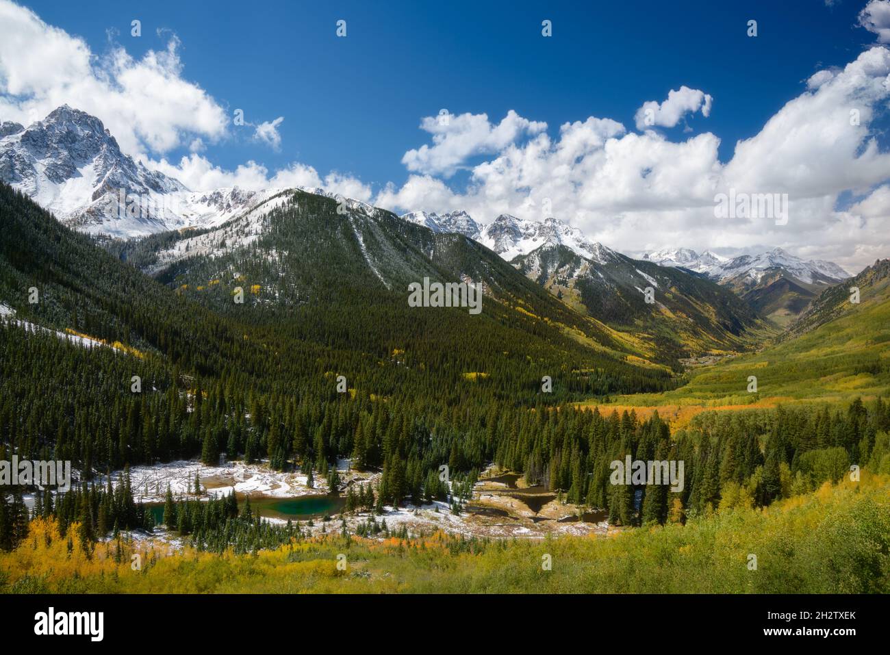 Schöne Landschaft Foto von Espen und Pinien im Tal, Schnee bedeckt auf der Bergkette Colorado Stockfoto