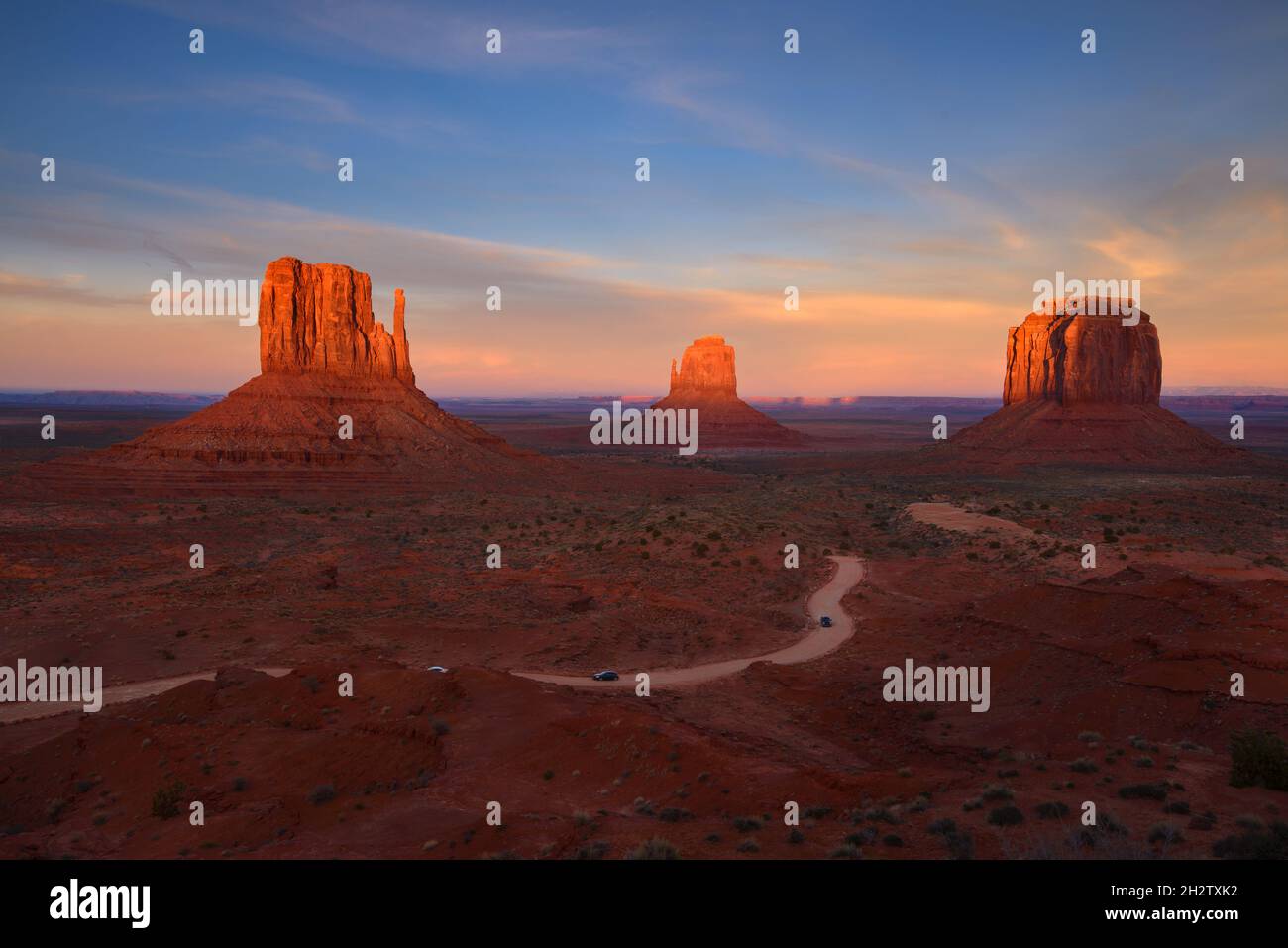 Wunderschöne malerische Sandsteinbütten mit Sonnenaufgangshimmel, Monument Valley, Wahrzeichen der Grenze zu Arizona, Utah. Stockfoto