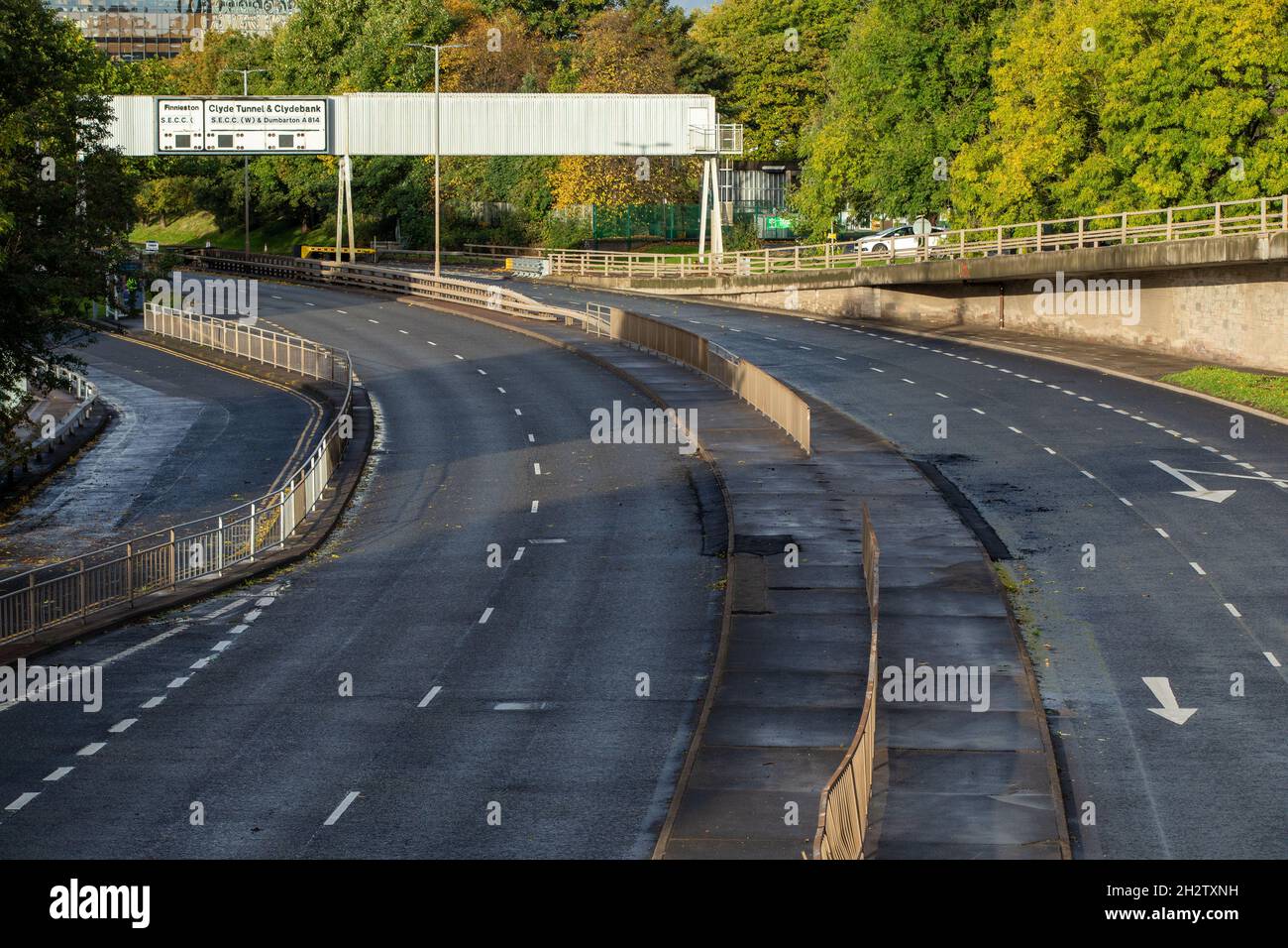 Ein Teil der Autobahn A814 Clydeside wurde wie geplant für den COP26-Klimagipfel geschlossen. Diese Straßensperrung wird voraussichtlich zu erheblichen Verkehrsstaus in Glasgow führen Stockfoto