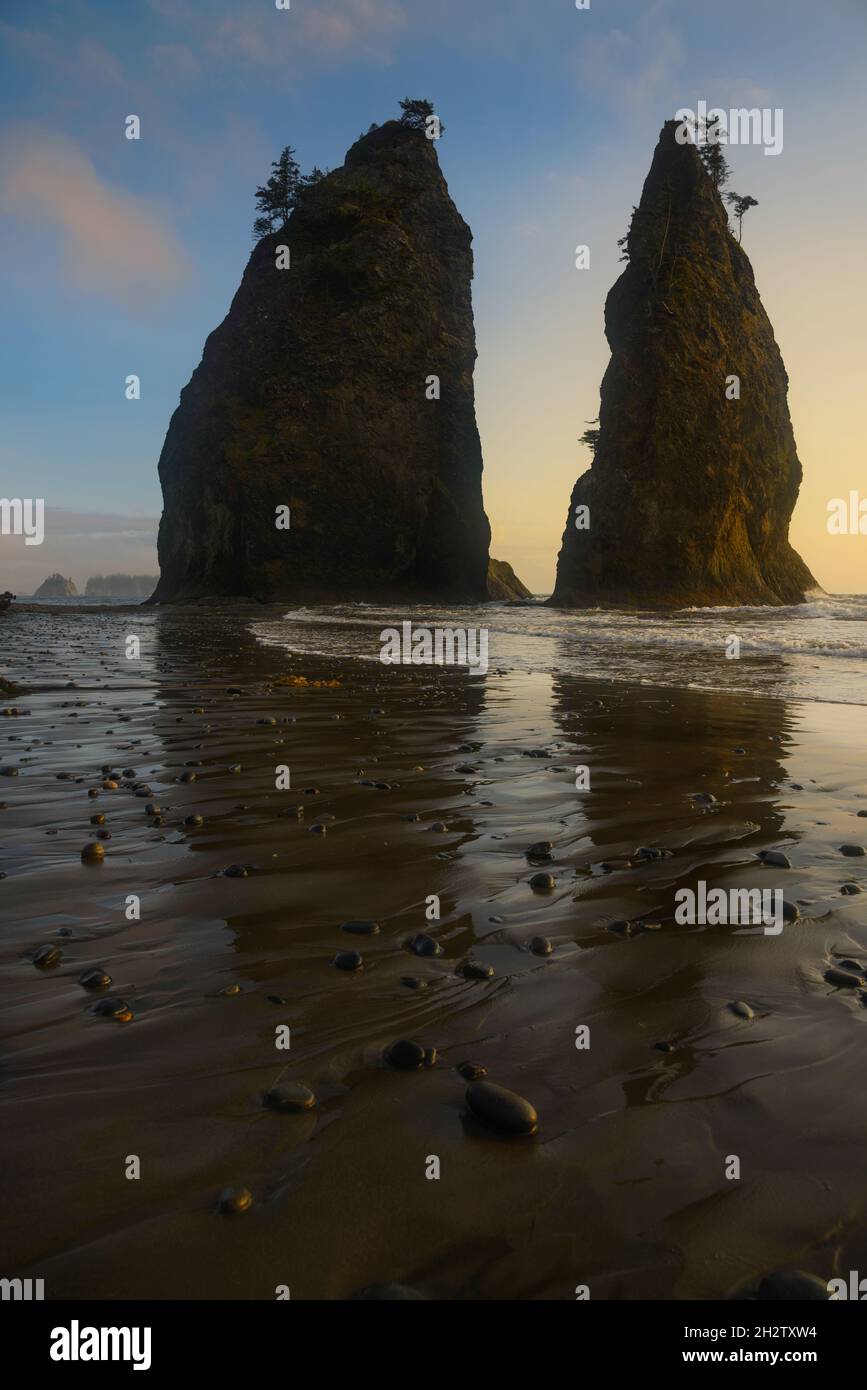 Das Meer stapelt sich am Rialto Beach, Washington Stockfoto