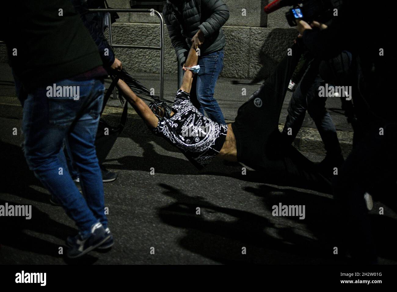 Mailand, Italien - 23. Oktober 2021: Ein Mann wird von der Polizei festgenommen, während sich Menschen versammeln, um gegen den Grünen Pass zu protestieren, der für alle öffentlichen und privaten Arbeitnehmer obligatorisch ist Stockfoto