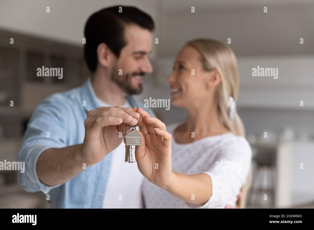 Nahaufnahme Fokus auf Schlüssel in den Händen von liebevollen Paar. Stockfoto